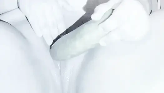 Наслаждаясь чувственностью моей подруги и ее огурцом в черно-белом