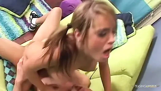 Seksi genç kız Nicole Eris sikilmeden önce tamamen soyunuyor