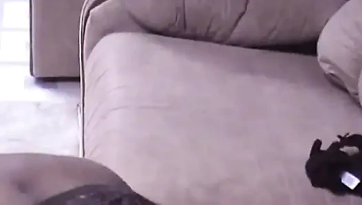Amateur-blondine lutscht schwarzen schwanz des typen im wohnzimmer