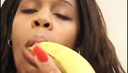 Behaarte retro, schwarze muschi-banane in die muschi im mund penetriert