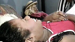 Negra adolescente sendo fodida por cara mascarado