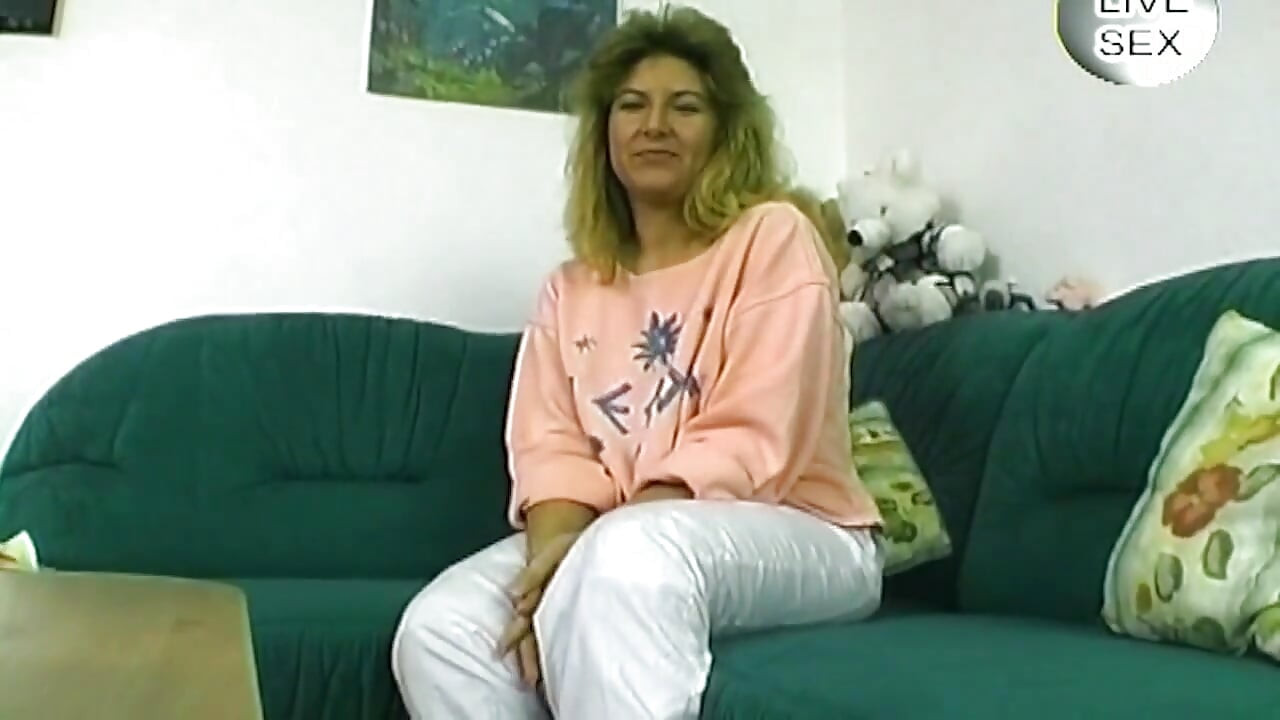 Blonďatá amatérka jezdí tvrdě na robertku ve sprše