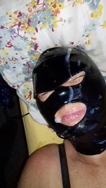 Незнакомка в маске получает мощный камшот на лицо