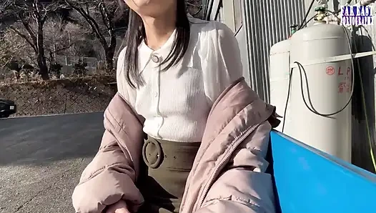 Kalabalık gözlerin dik uçlarında ateşli, sıkı bir tepenin ateşlendiği çıplak meme yürüyüşü faz.3