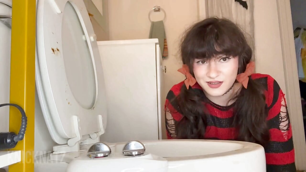 Sissy pička na zahodu na Noć vještica