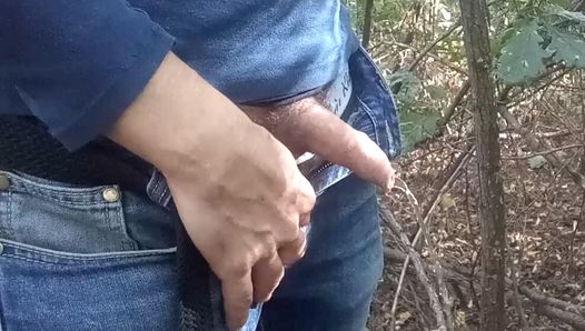 Mea en el bosque y tiene una paja rápida