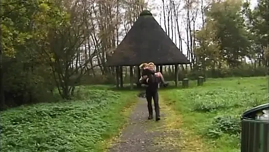 Блондинку в черных чулках трахнули два мужика