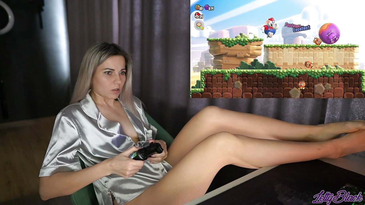 Gamer Girl Gets Sweet Orgasm During The Stream