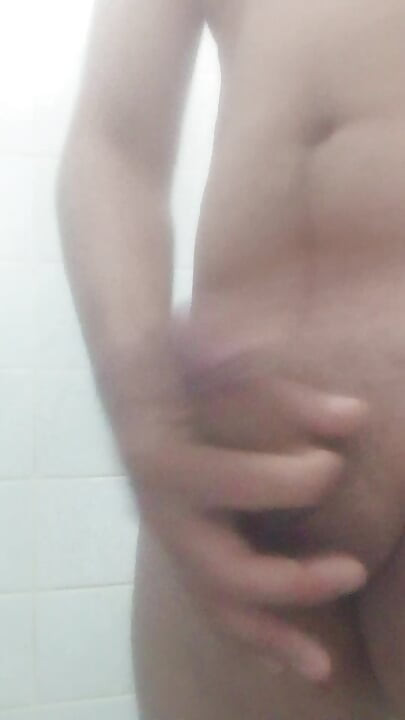 Oscarcoronado86 se branle en entrant sous la douche, il s’énerve et sort tout le lait oscarcor01