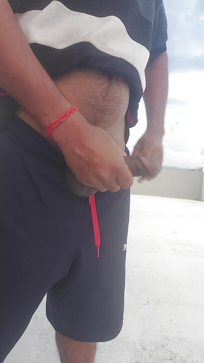 Aaj Chht Pe Gaye Dekhe Aunti Ka Beti Chhat Pe Kapra Fela Rari thi ham use dekha to pani nikal gaya  mera