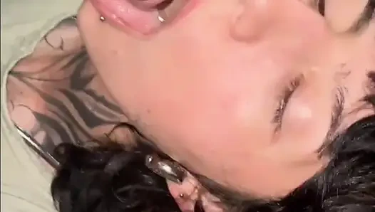 Üvey kız kardeş sakso çekiyor, başka bir şeyle bitiyor..