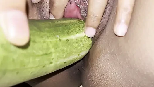 Hintli ateşli desi kız iki dildo ve büyük şişman salatalık ile mastürbasyon yapıyor.