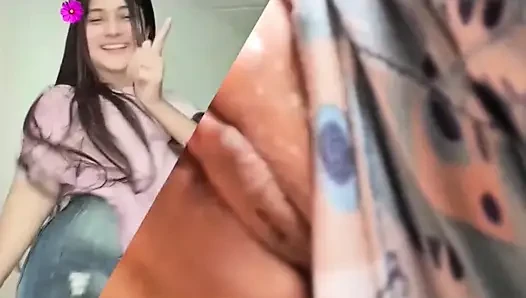 Doğal göğüslü yalnız kız mastürbasyon yapıyor