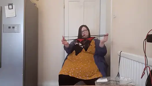 SSBBW примеряет g-стринги, показывает толстые тела
