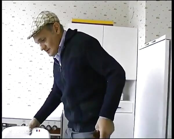Bunicul o primește în secret când urmărește un cuplu tânăr care face sex.