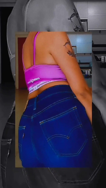 YOUNG GIRL TWERKING IN FRONT OF YOU