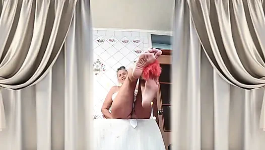 Die Fröhliche Hausfrau Lukerya Erwacht Aus Einem Erotischen Traum Und Setzt Ihn Die Ganze Nacht Fort.