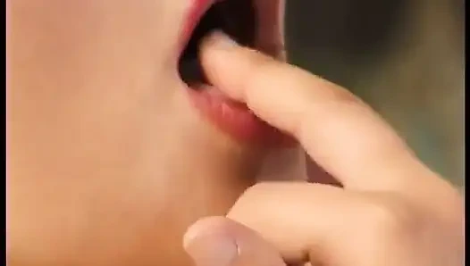 Büyük memeli orta yaşlı seksi kadın kendini tatmin etmekten hoşlanıyor