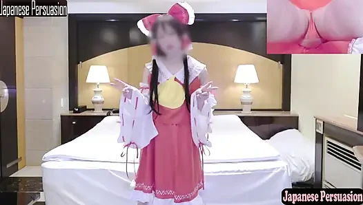 Cosplayer gadis dengan pakaian lengkap lagi pamer pesonanya sebagai pelayan kuil reimu lagi 2