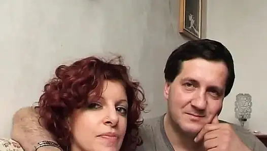 Грязная итальянская шлюшка с большими сиськами принимает красивый член в любительском видео