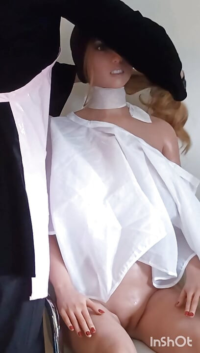Vruća cura Lauren modelira kratke ogrtače, gola fetiš igra