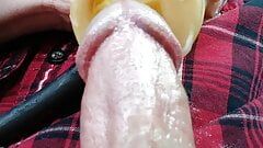 Close-up da máquina de sexo Vênus chupando rapidamente a ponta do meu pau