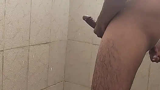 Nisha bhabhi ko nehlate hue le liya