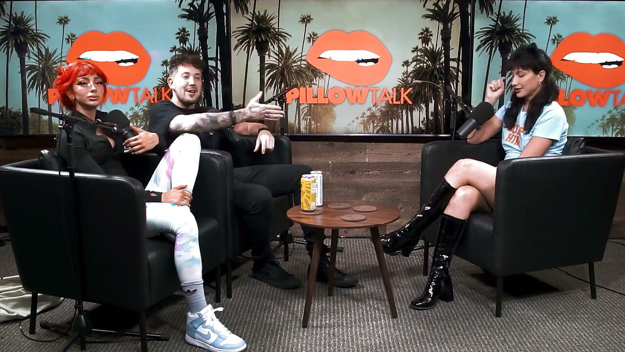 Lexy panterra schudt kont in podcast studio!