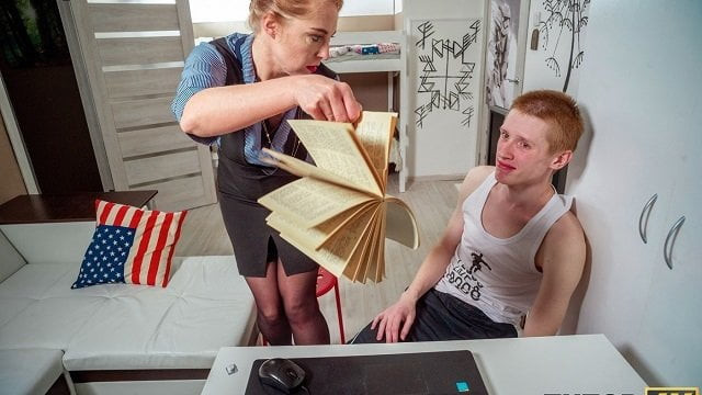 Tutor4k. La lezione di inglese finisce per il ragazzo e il suo splendido tutor