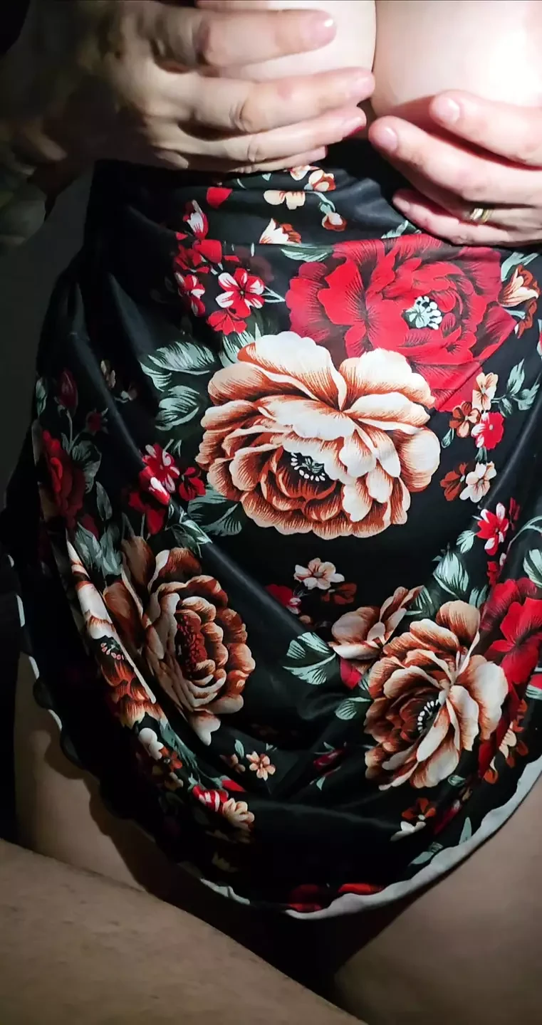 继子的鸡巴在半夜的精彩口交后射在继母的嘴里