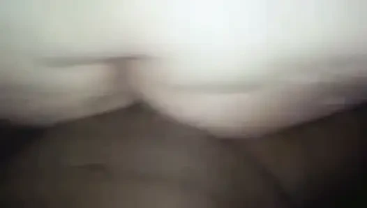 Büyük siyah yarağının üstüne oturuyor ve büyük götümü zıplıyor