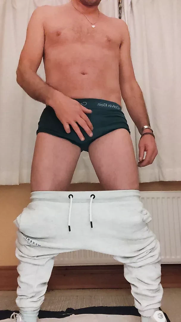 Scallyoscar pissing và cumming trong bộ đồ thể thao đáy, áo phông footie và calvin klein&#39;s