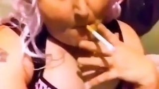 Chloe fumando para você