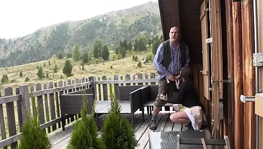 Deri Pantolonlu Büyük Memeli Sarışın Alp Kulübesinde Sikiliyor