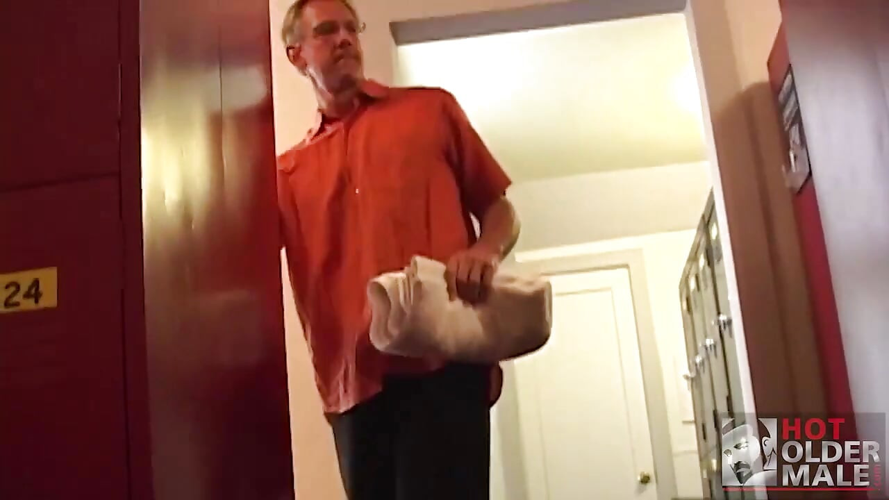 Stepdaddy Hunt: 4 Teman Mandi