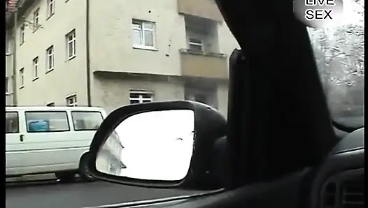 Татуированная милфа-брюнетка мастурбирует и писает перед хорошим минетом