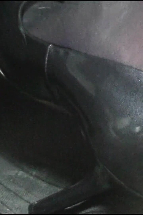 Revving et conduite en collants noirs et talons hauts gris