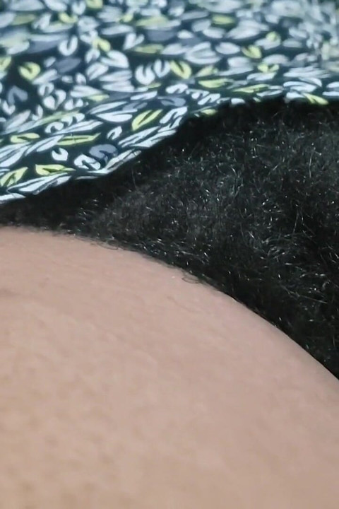 Young Babe nyder et sensuelt fissefokuseret øjeblik med legende energi, blød drilleri og intim forbindelse