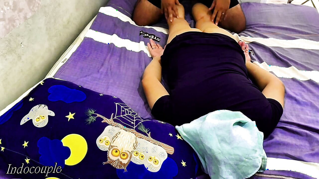 Panti pijat sensual sama gadis seksi dengan rok mini kebaya lagi asik pijat