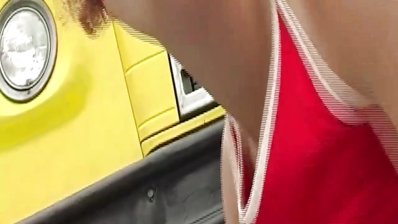 Brunetka bierze ciężko na zewnątrz walenie żółtej ciężarówki