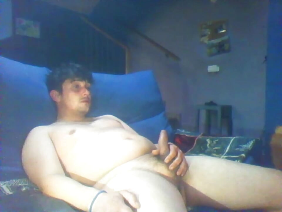 Kiid Globiiko jerks off until he ends up cumming all over his face