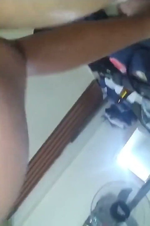 Büyük zenci yarağı sevgilim beni edepsiz bir garajda kaltak gibi sikiyor