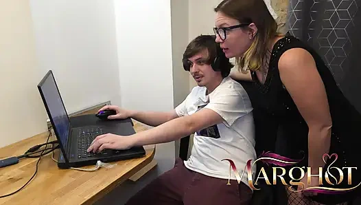 Слишком занята ее консоли, я прошу моего пасынок взять мою задницу