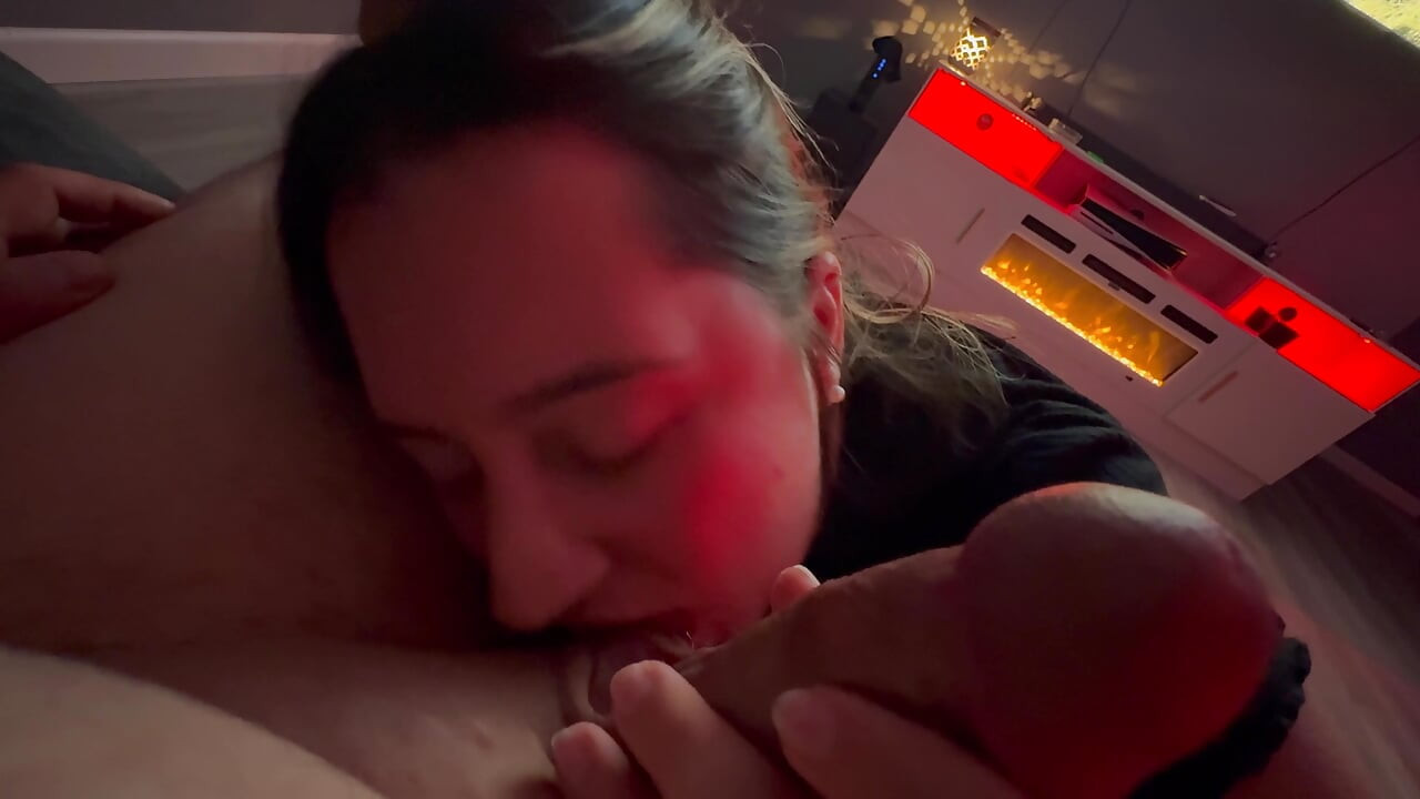 Miss Witch mencuba mainan barunya akhirnya dahaga untuk zakar tidak dapat membantu tetapi membawanya untuk menunggang