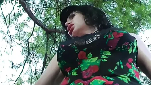 Лесбийское Тройничество Превращается В Оргию В Лесу