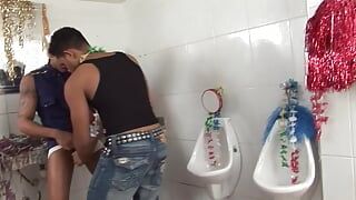 热辣的拉丁女郎在公共厕所里玩狂野肛交