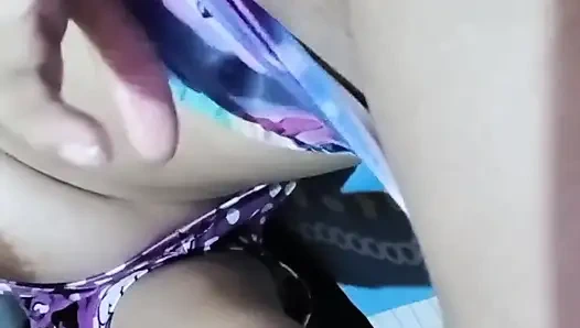 Komşum bana büyük göğüsleri de dahil olmak üzere her şeyi gösteren bir video gönderdi