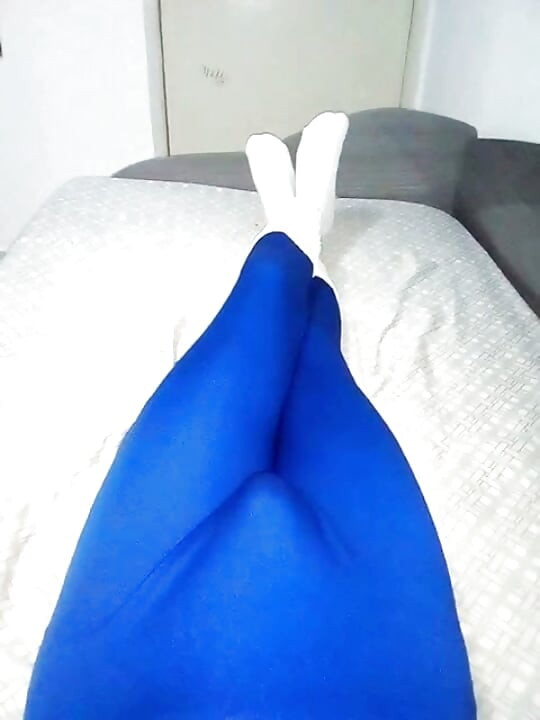 집에서 파란 Zentai 코스튬과 양말을 입고 즐기는 장면