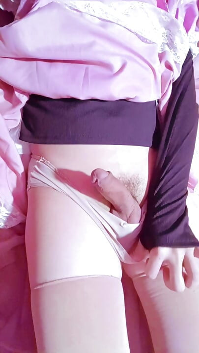 Femboy w sukience pokazuje swojego penisa, dochodząc przy każdym pchnięciu.