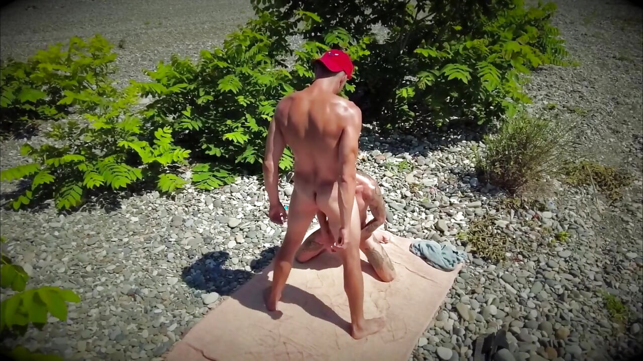 Dwóch facetów uprawia seks na plaży w mieście – ssał całość i dostał pyszną spermę do ust